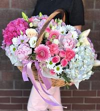 Цветочная композиция из Розы, Хризантемы, Пионы и Лизиантусы в корзине в Васильево