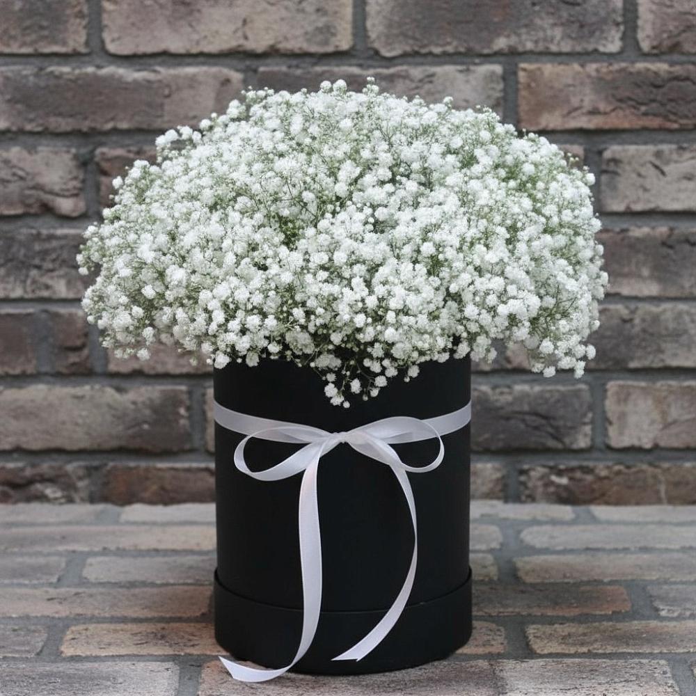 Цветочная композиция из Гипсофила в шляпной коробке в Васильево