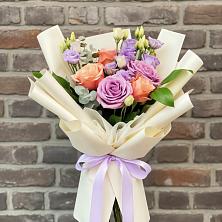 Букет цветов из:  Лизиантусы и Розы в Васильево