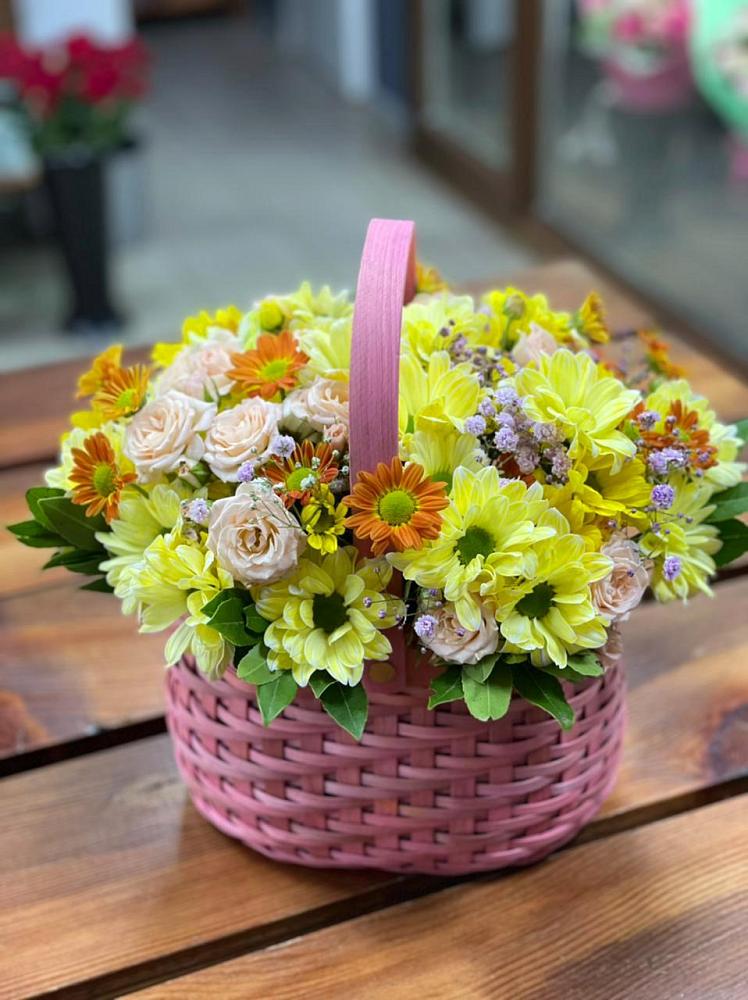 Цветочная композиция из Хризантемы и Розы в корзине в Васильево