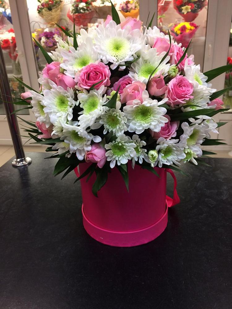 Цветочная композиция из Розы и Хризантемы в шляпной коробке в Васильево