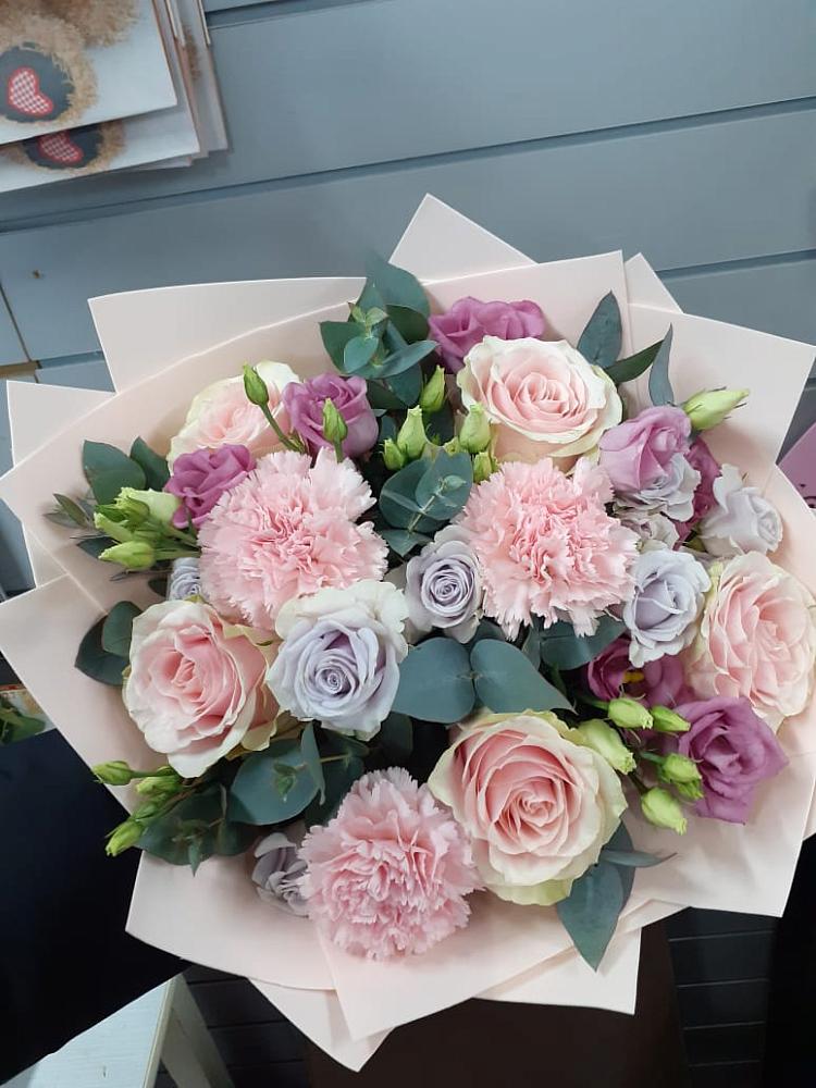 Букет цветов из: Розы, Гвоздики и Лизиантусы в Васильево